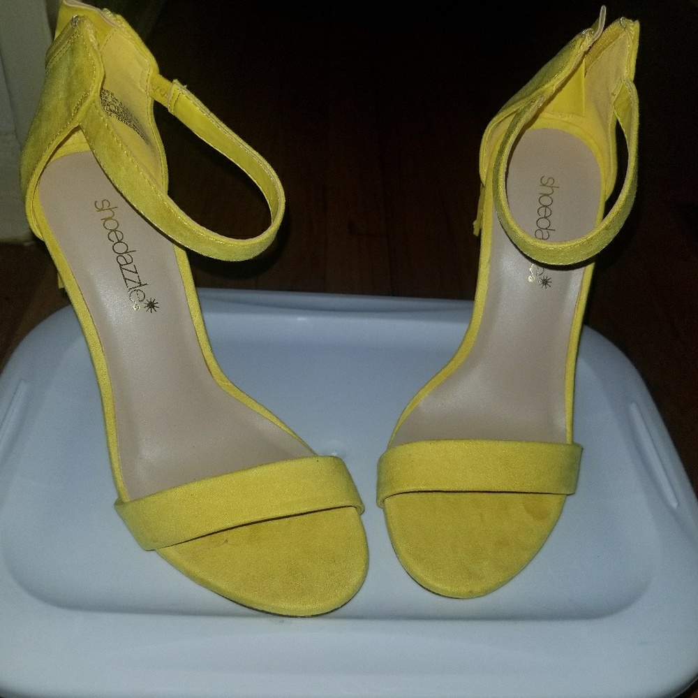 Yellow sandals w/tassle
